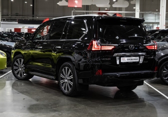 Подержанный автомобиль Lexus LX 2016 года (11 фото)
