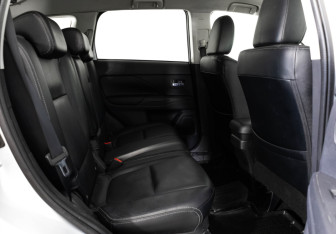 Подержанный автомобиль Mitsubishi Outlander 2013 года (14 фото)