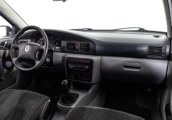 Подержанный автомобиль Skoda Octavia Liftback 2001 года (9 фото)
