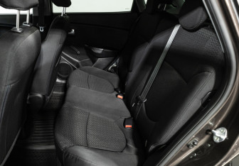 Подержанный автомобиль Kia Rio Hatchback 2015 года (10 фото)