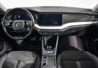 Подержанный автомобиль Skoda Octavia Liftback 2021 года (13 фото)