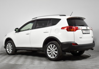 Подержанный автомобиль Toyota RAV4 2015 года (7 фото)