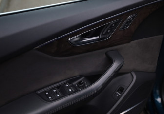 Подержанный автомобиль Audi Q8 2018 года (25 фото)