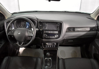 Подержанный автомобиль Mitsubishi Outlander 2017 года (9 фото)
