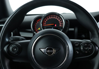 Подержанный автомобиль MINI Hatch 2019 года (18 фото)