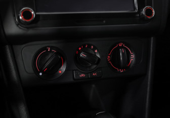 Подержанный автомобиль Volkswagen Polo Sedan 2016 года (13 фото)