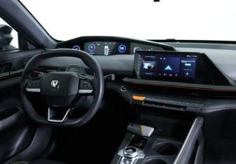 Подержанный автомобиль Changan UNI-V 2023 года (11 фото)
