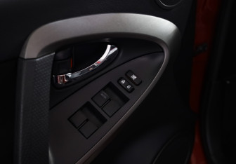 Подержанный автомобиль Toyota RAV4 2011 года (13 фото)