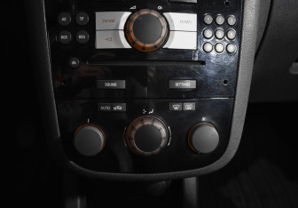 Подержанный автомобиль Opel Corsa 2008 года (17 фото)