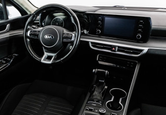 Подержанный автомобиль Kia K5 2021 года (17 фото)