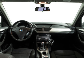 Подержанный автомобиль BMW X1 2012 года (13 фото)