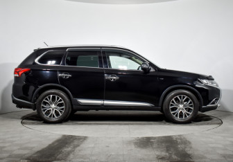 Подержанный автомобиль Mitsubishi Outlander 2015 года (4 фото)