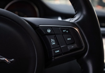 Подержанный автомобиль Jaguar E-Pace 2018 года (12 фото)