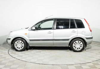 Подержанный автомобиль Ford Fusion 2006 года (8 фото)