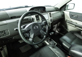 Подержанный автомобиль Nissan X-Trail 2006 года (11 фото)