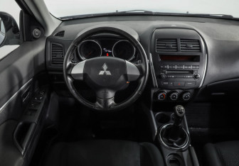 Подержанный автомобиль Mitsubishi ASX 2011 года (11 фото)