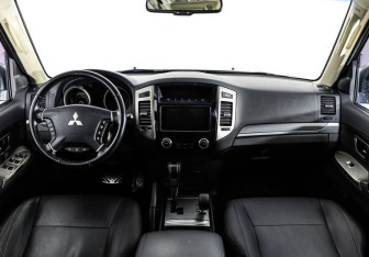 Подержанный автомобиль Mitsubishi Pajero 2017 года (11 фото)