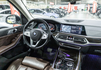 Подержанный автомобиль BMW X7 2020 года (19 фото)