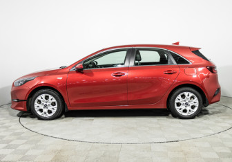 Подержанный автомобиль Kia Ceed Hatchback 2022 года (8 фото)