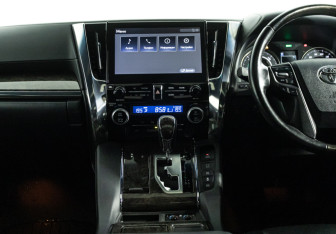 Подержанный автомобиль Toyota Alphard 2020 года (14 фото)