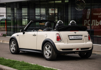 Подержанный автомобиль MINI Cabrio 2006 года (14 фото)