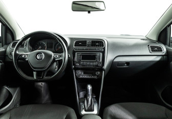 Подержанный автомобиль Volkswagen Polo Sedan 2017 года (13 фото)
