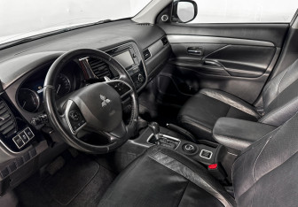 Подержанный автомобиль Mitsubishi Outlander 2013 года (9 фото)