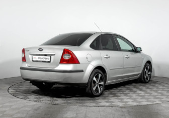 Подержанный автомобиль Ford Focus Sedan 2006 года (5 фото)