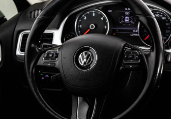 Подержанный автомобиль Volkswagen Touareg 2015 года (12 фото)