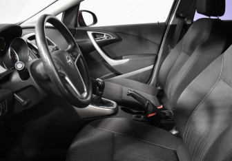 Подержанный автомобиль Opel Astra Hatchback 2011 года (10 фото)