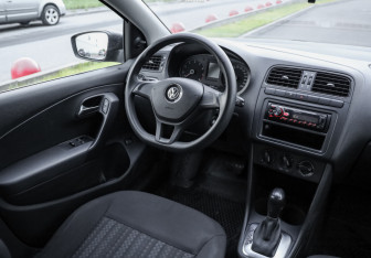 Подержанный автомобиль Volkswagen Polo Sedan 2016 года (10 фото)