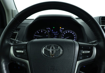 Подержанный автомобиль Toyota Land Cruiser Prado 2019 года (16 фото)