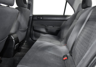 Подержанный автомобиль Mitsubishi Lancer Sedan 2005 года (11 фото)
