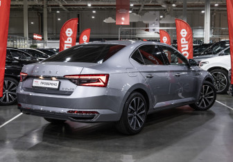 Подержанный автомобиль Skoda Superb Liftback 2024 года (9 фото)