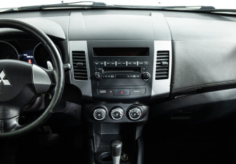 Подержанный автомобиль Mitsubishi Outlander 2010 года (14 фото)