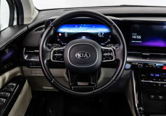 Подержанный автомобиль Kia Carnival 2021 года (14 фото)