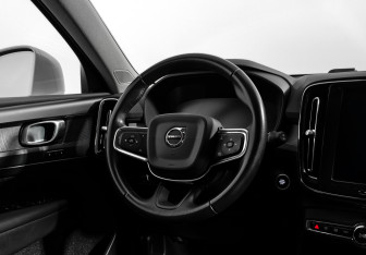Подержанный автомобиль Volvo XC40 2018 года (16 фото)