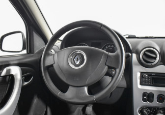 Подержанный автомобиль Renault Sandero 2013 года (13 фото)