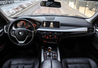 Подержанный автомобиль BMW X5 2015 года (10 фото)