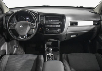 Подержанный автомобиль Mitsubishi Outlander 2016 года (13 фото)