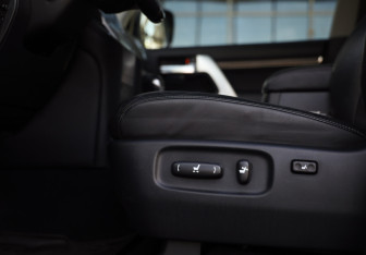 Подержанный автомобиль Toyota Land Cruiser Suv 2016 года (23 фото)