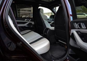 Подержанный автомобиль BMW X5 M 2021 года (24 фото)