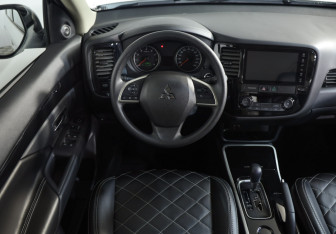 Подержанный автомобиль Mitsubishi Outlander 2022 года (10 фото)