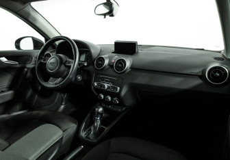 Подержанный автомобиль Audi A1 2015 года (9 фото)