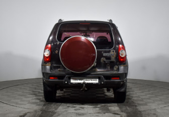 Подержанный автомобиль Chevrolet Niva 2011 года (6 фото)