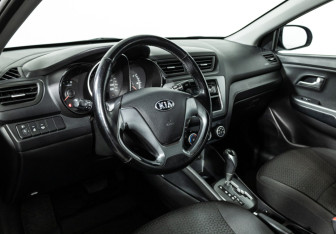 Подержанный автомобиль Kia Rio Sedan 2015 года (11 фото)