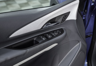 Подержанный автомобиль Chevrolet Bolt 2017 года (20 фото)