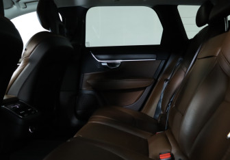 Подержанный автомобиль Volvo V90 Cross Country 2017 года (26 фото)