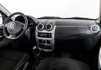 Подержанный автомобиль Renault Sandero 2012 года (9 фото)