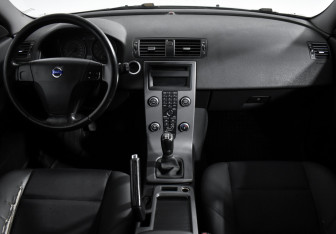 Подержанный автомобиль Volvo C30 2007 года (14 фото)